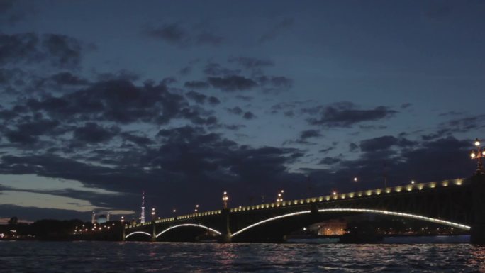 夜晚圣彼得堡的特洛伊茨基大桥。