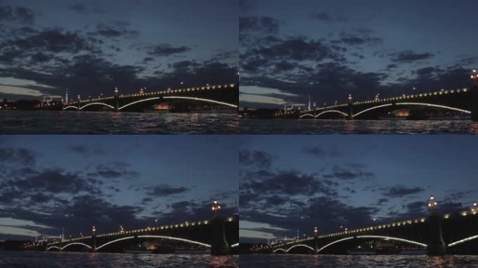 夜晚圣彼得堡的特洛伊茨基大桥。