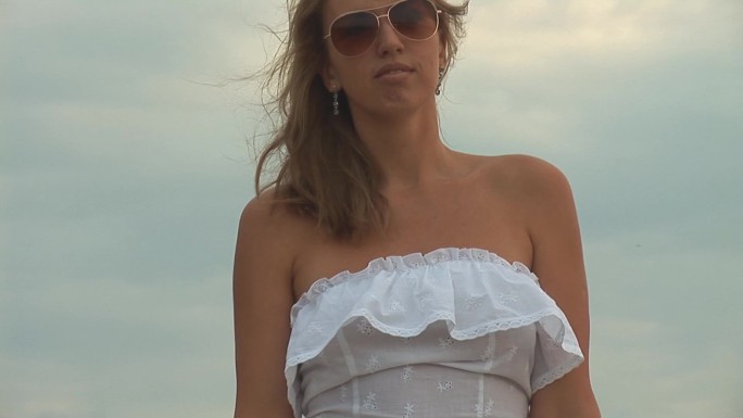 海滩上穿着白色连衣裙的女人