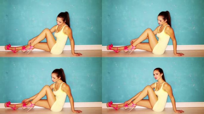 坐着的全身肖像女孩穿着粉色高跟鞋