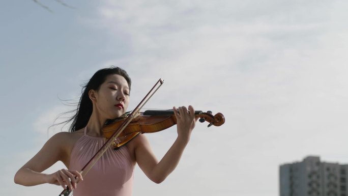 女生拉小提琴演奏唯美广告画面