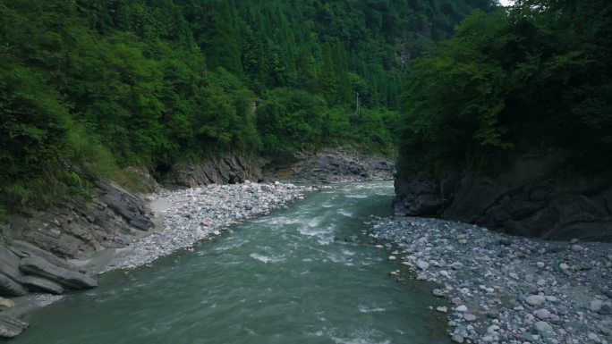 峡谷里的河流和山顶的阳光