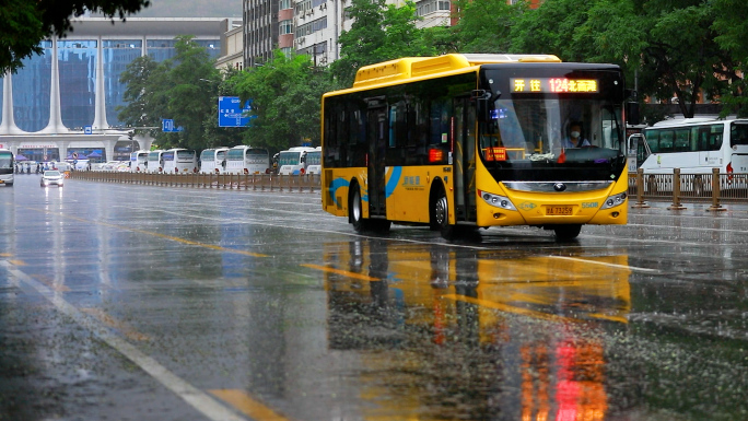 疫情防控下雨街道