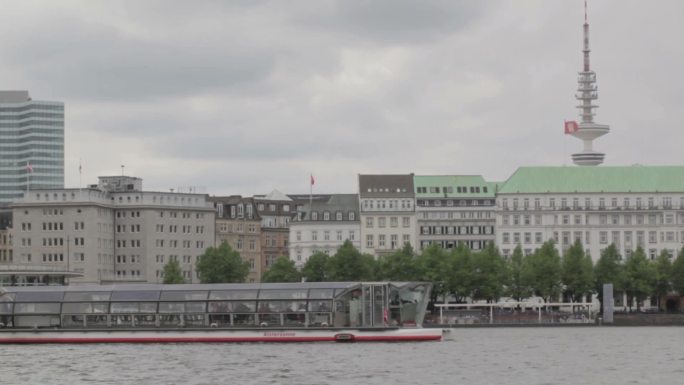 易北河上挂着德国国旗的内河船。