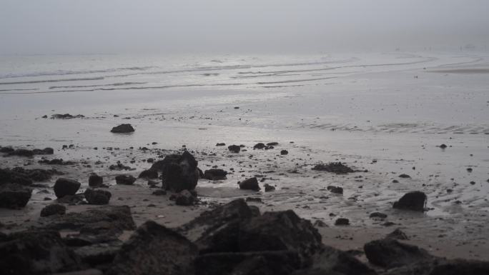礁石大海阴雨天雾天海边沙滩下雨天海浪海滩