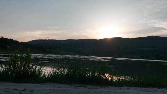 农村河畔夕阳实拍