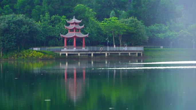 雨滴水面大运神仙湖观景台亭子游客2/3