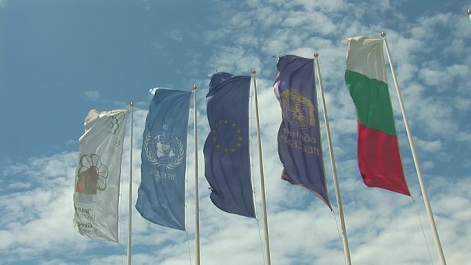 悬挂五面国旗，包括：欧盟国旗、联合国国旗、保加利亚国旗