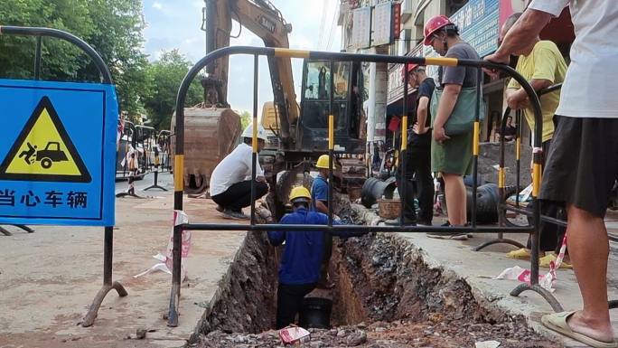 城市治理挖沟挖掘水管清淤市政施工注意安全