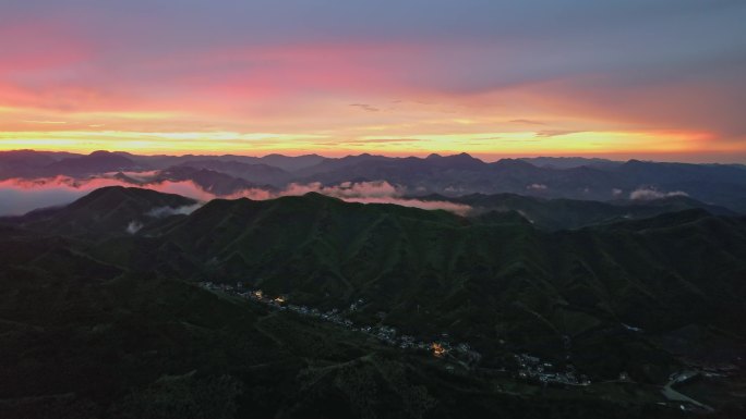 航拍晚霞中的群山