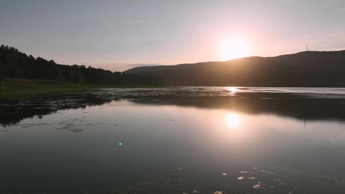 水库水面夕阳4k航拍