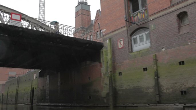 沿着汉堡易北河上红棕色的旧砖墙航行。