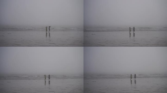 海边拍照游玩雾天海边阴雨天阴天海边女孩