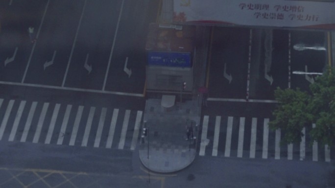 广州天河东站俯瞰窗外的士雨天出站人行道