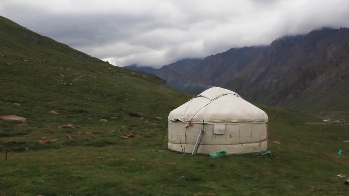 毡房蒙古包山风吹动