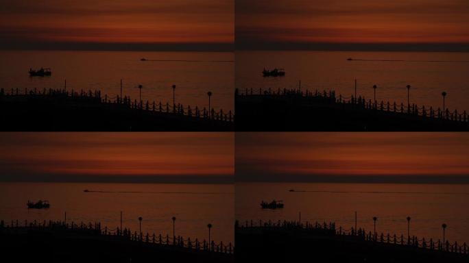 夕阳余晖下飞驰的摩托艇