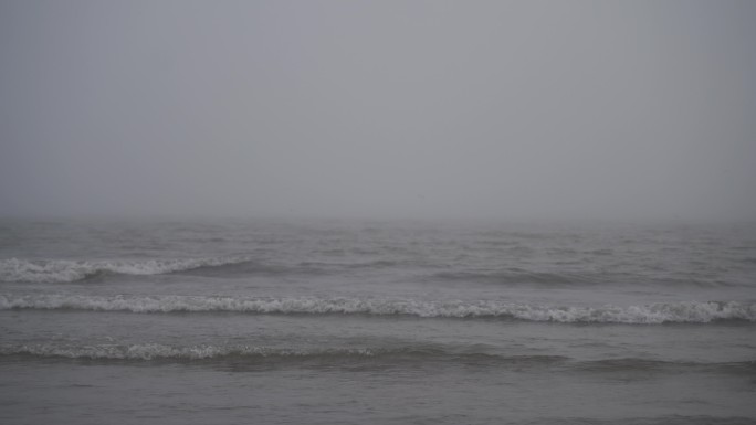 阴天大海阴雨天雾天海边沙滩下雨天海浪海滩