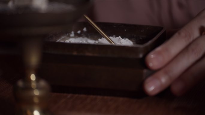 焚烧檀香古法流程