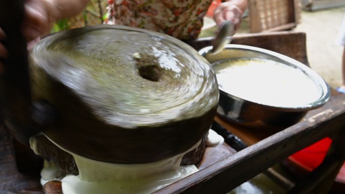 用石磨手工磨制豆腐的过程