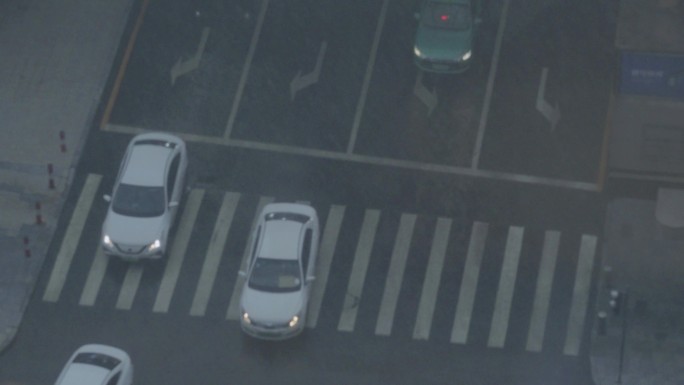 窗外广州天河东站公的士出站人行道雨天