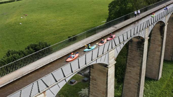 英国庞蒂水道桥梁与运河皮划艇选手训练漂流