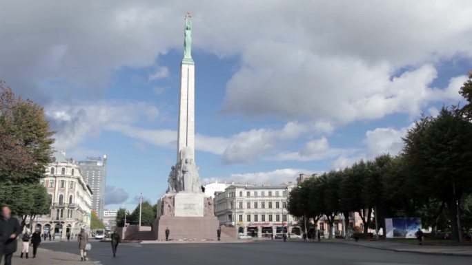 自由纪念碑。它纪念在拉脱维亚独立战争中阵亡的士兵。时间点。