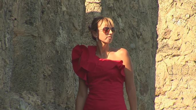 穿红衣服的女人穿过城堡的墙壁