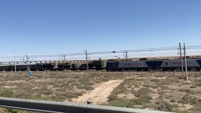 无人区戈壁滩上两辆火车交汇