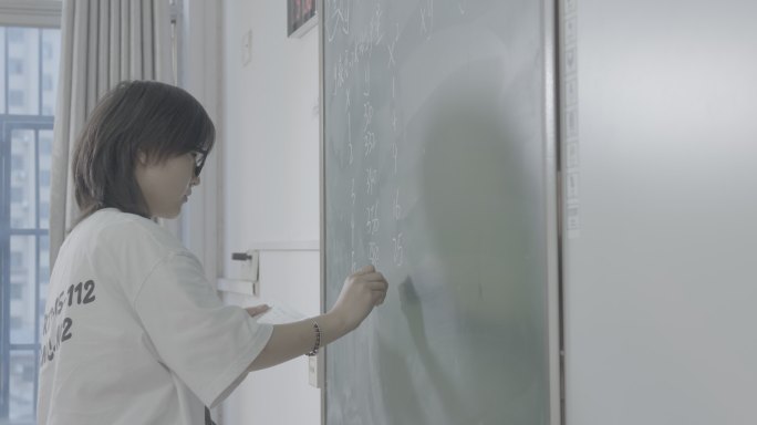 老师在黑板上写字
