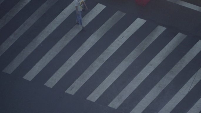 俯瞰窗外广州天河东站公的士雨天出站人行道