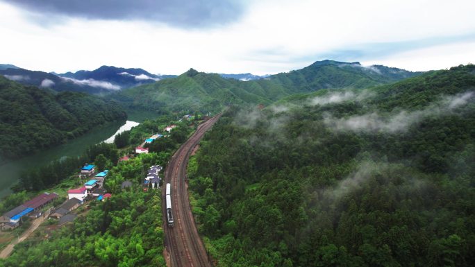 雨后的山区铁路