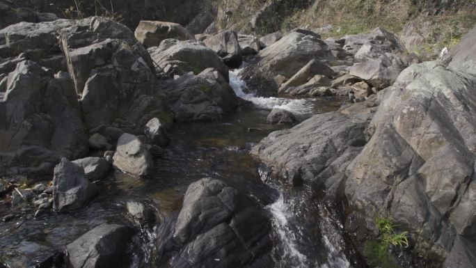 山里的清泉流水山涧