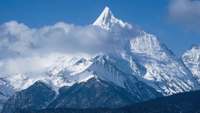 云南梅里雪山缅次姆神女峰蓝天白云风光延时