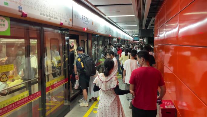 广州地铁3号线 下班高峰人流