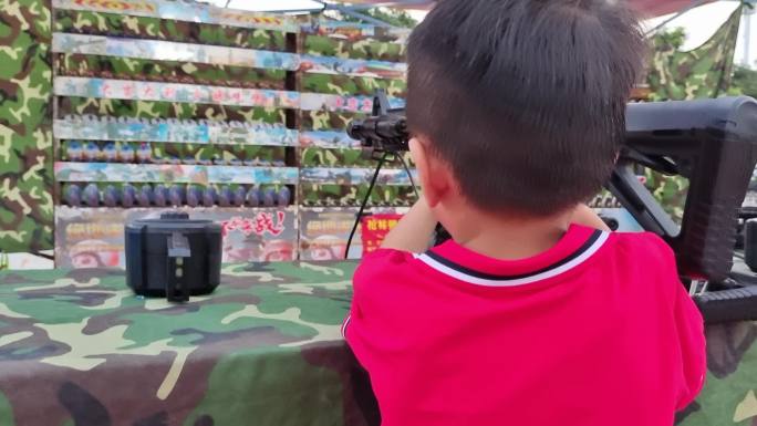儿童乐园小孩子在玩电子枪射击开心玩打枪