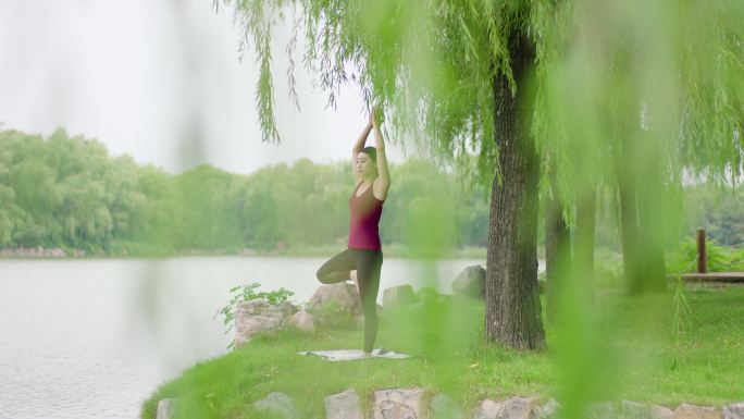 湖边瑜伽唯美空镜