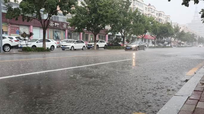 暴雨天，下暴雨，雨天行车