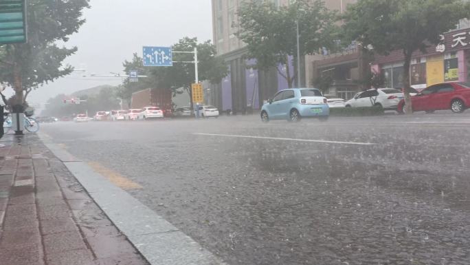 暴雨天 下暴雨 雨天行车