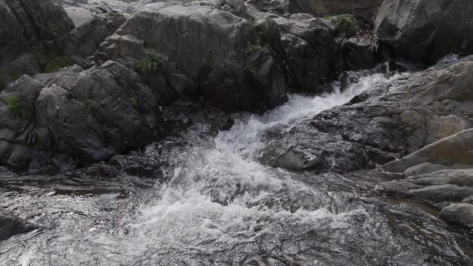 山里的清泉流水山涧慢镜头