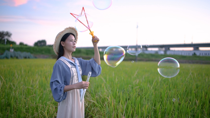 4K夏日稻田里玩泡泡的少女