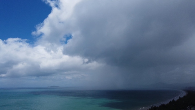 4K实拍海上太阳雨海滨晴天阵雨掠过