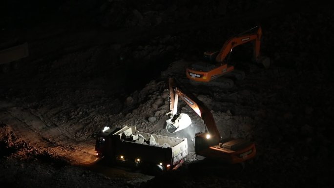 龙湖地产工地夜间施工挖土机挖土