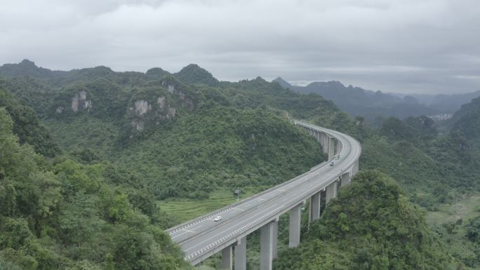 原创4K航拍崇山峻岭的广西高速公路