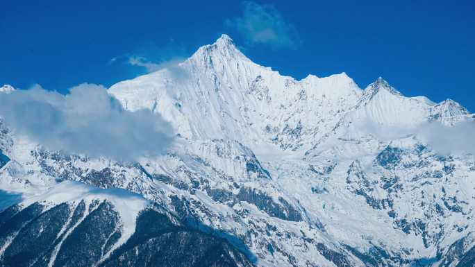 云南梅里雪山主峰卡瓦格博蓝天白云延时4K