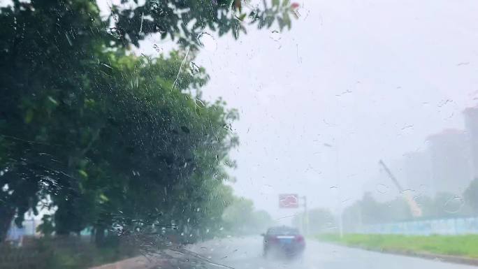 4K暴风雨马路上汽车雨刮器-1