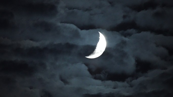 乌云遮月实拍空镜