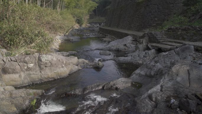 山里的清泉流水山涧