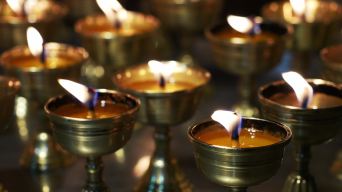 寺庙大殿内供桌上点的蜡烛和祭品视频素材