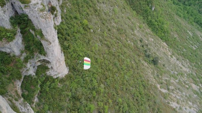 法国米约高架桥附近山野丘陵跳伞运动者跳伞
