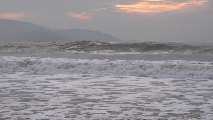海浪翻腾潮水涌动海浪冲上沙滩